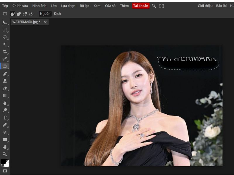 Kéo nền xung quanh che watermark